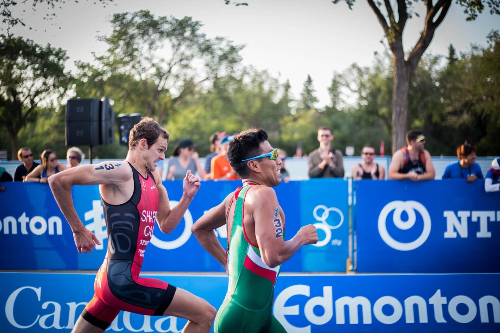 2 men running in a marathon