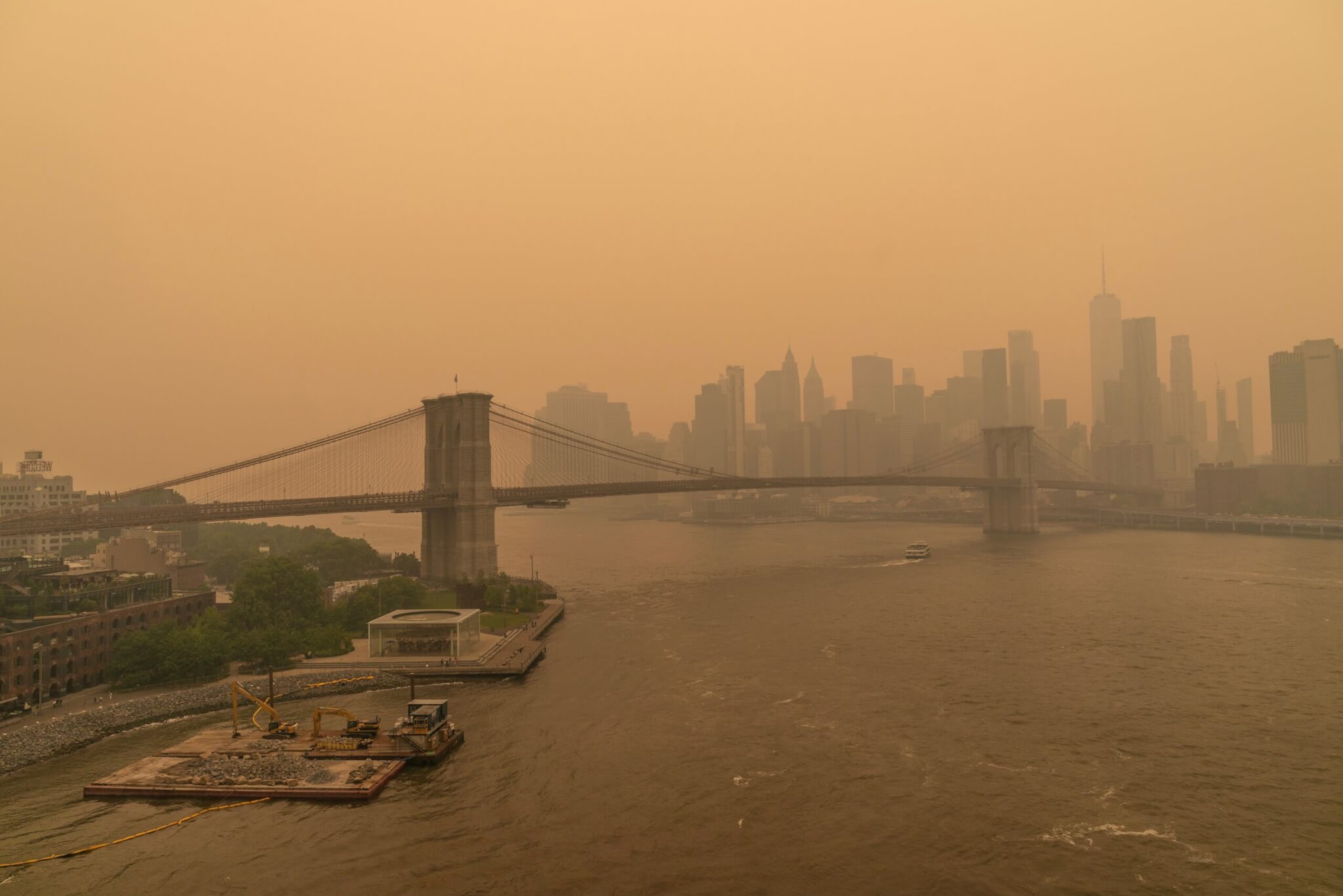 View on June 7, 2023 of hazy New York city skylines during bad air quality because smoke of Canadian wildfires brought in by wind (Credit: Shutterstock)